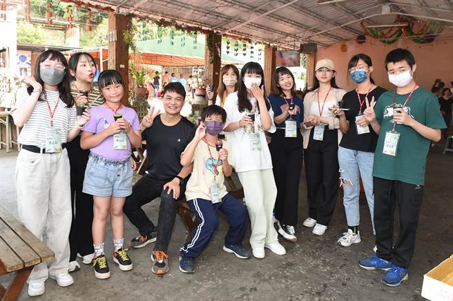 静宜数位大学伴在教学相长中也能培养沟通、解说及关怀等技巧，有效提升学习成效，同时启动社会善的循环。（静宜大学提供）