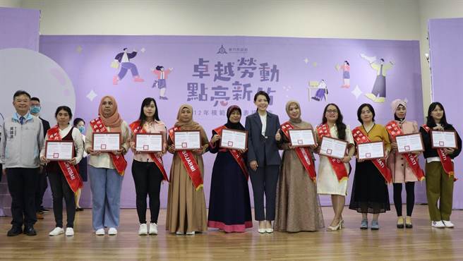 新竹市长高虹安在劳动节前公开颁奖表扬全国1名及竹市20名模范移工。（新竹市政府提供／陈育贤新竹传真）