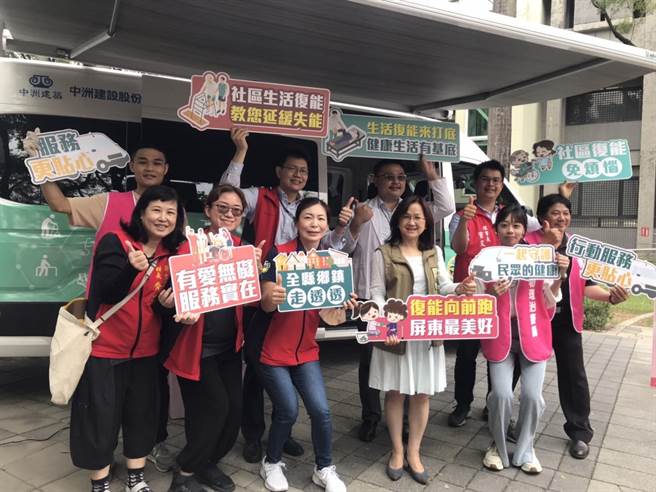 屏县府2月启动「社区行动生活復能车」偏乡服务，至今驶进9个乡镇、服务1966人次， 2日起将再增加12个乡镇服务，朝行动卫生所发展。（谢佳潾摄）