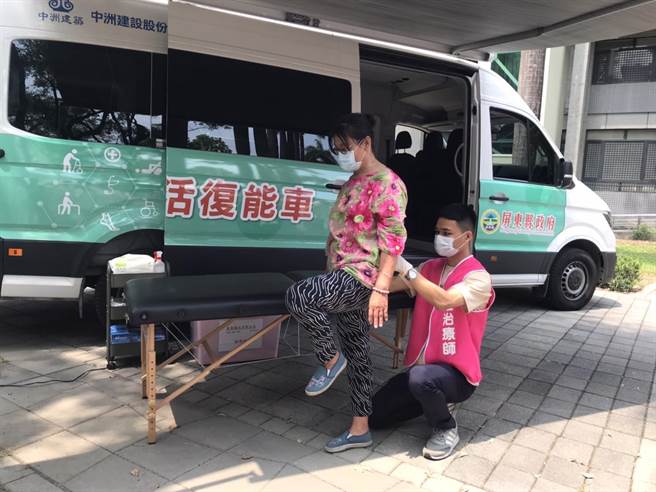 屏县府2月启动「社区行动生活復能车」偏乡服务，至今驶进9个乡镇、服务1966人次， 2日起将再增加12个乡镇服务，朝行动卫生所发展。（谢佳潾摄）