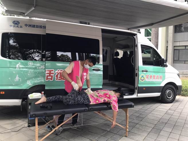 屏县府2月启动「社区行动生活復能车」偏乡服务，至今驶进9个乡镇、服务1966人次， 2日起将再增加12个乡镇服务，朝行动卫生所发展。（谢佳潾摄）