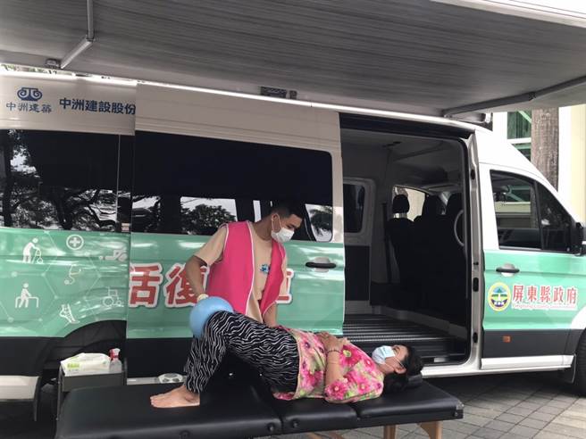 屏县府2月启动「社区行动生活復能车」偏乡服务，至今驶进9个乡镇、服务1966人次， 2日起将再增加12个乡镇服务，朝行动卫生所发展。（谢佳潾摄）