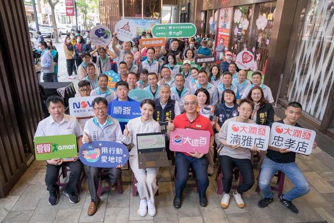 新竹市环保局1日于新竹大远百举办「回收生活节起跑式」快闪活动。（新竹市政府提供／陈育贤新竹传真）