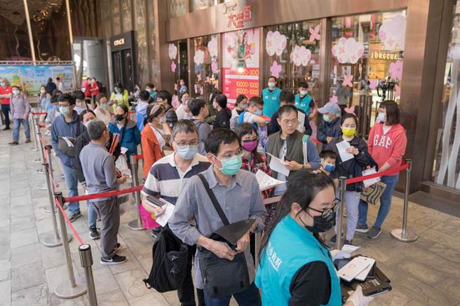 新竹市环保局1日于新竹大远百举办「回收生活节起跑式」快闪活动，民眾热烈响应。（新竹市政府提供／陈育贤新竹传真）