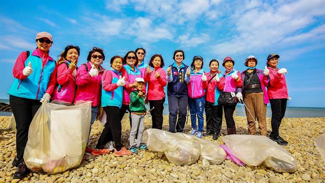 新丰乡妇联青溪协会发起「珍爱地球‧我爱妈咪」环保净滩活动，在新丰乡观海大道捡拾6大袋的海洋垃圾。（徐欣莹团队提供／罗浚滨新竹传真）