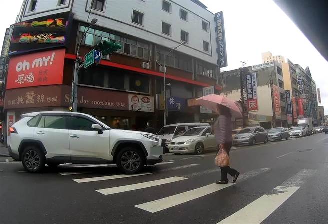 中壢警針對市場、夜市及學校周邊加強取締不禮讓行人。（警方提供／呂筱蟬桃園傳真）