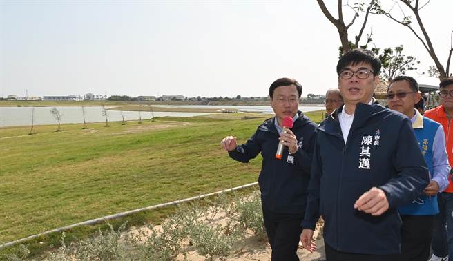 高雄市长陈其迈（前右）5月1日到桥头区视察典宝溪D区滞洪池。（林瑞益摄）