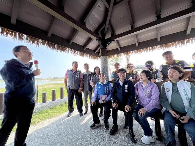 高雄市长陈其迈（前左二）5月1日到桥头区视察典宝溪D区滞洪池，他与民代体验凉亭设施。（林瑞益摄）