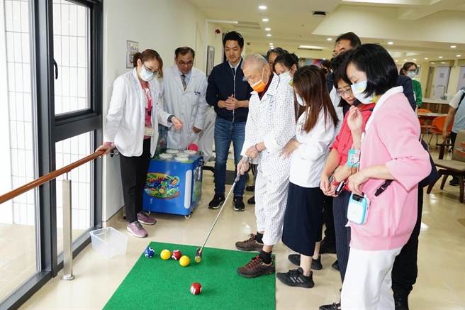 对于民进党台北市议员林延凤批评，劳权基金补助项目极为限缩。台北市长蒋万安回覆，劳权基金会一步一步放宽，至少踏出第一步，再滚动式检讨。（台北市政府提供／刘彦宜台北传真）