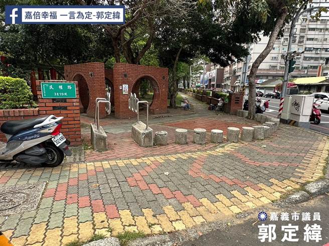 市议员郭定纬提到，嘉义公园无障碍通道窄小，对于行动不便以及身障人士出入相当不易。（郭定纬服务处提供/吕妍庭嘉义传真）