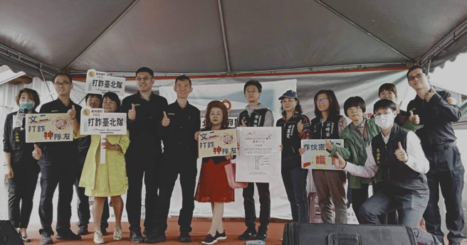 现场并有立法委员赖士葆、台北市议员王闵生及Uber公司法务共襄盛举。（简铭柱翻摄）