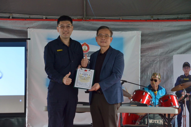 文山二分局长陈瑞基与景美医院院长庄仕勇也于现场签署「打诈合作书」。（简铭柱翻摄）