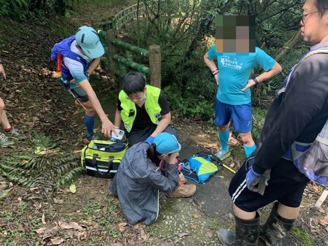 新北市瑞芳区有民眾在越野跑时跌倒，疑似骨折，只好请消防队员协助护送下山就医。（新北市消防局提供／张志康新北传真）
