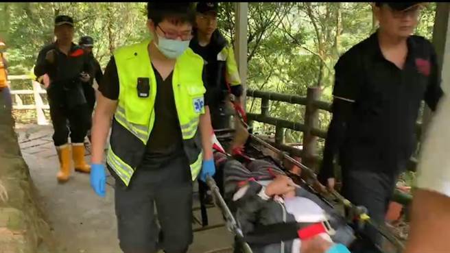 新北市瑞芳区有民眾在越野跑时跌倒，疑似骨折，只好请消防队员协助护送下山就医。（新北市消防局提供／张志康新北传真）