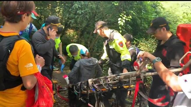 新北市瑞芳区有民眾在越野跑时跌倒，疑似骨折，只好请消防队员协助护送下山就医。（新北市消防局提供／张志康新北传真）