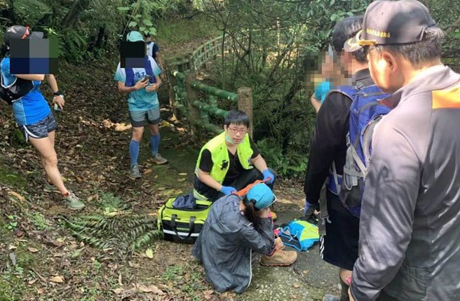 新北市瑞芳区有民眾在越野跑时跌倒，疑似骨折，只好请消防队员协助护送下山就医。（新北市消防局提供／张志康新北传真）