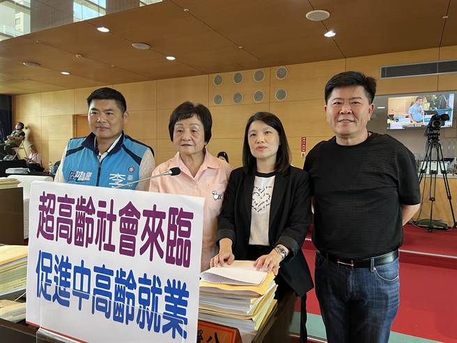 台中市议员李文杰(左起)、张瀞分、张廖乃纶及陈政显联合质询，指台湾的中高龄就业比例较韩国、日本都低，要求市府重视。(林欣仪摄)