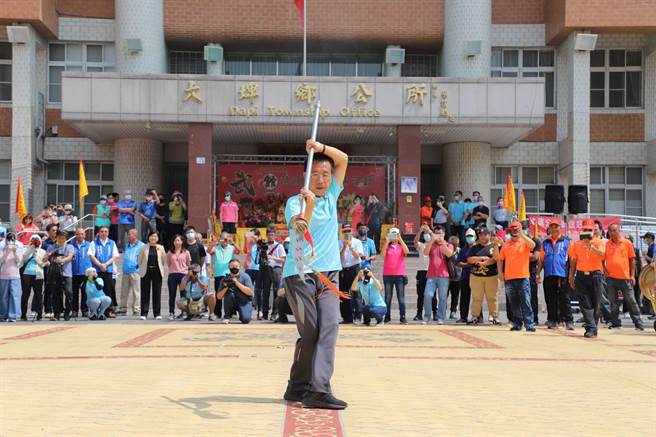 云林县大埤乡长林森宝在「大埤武馆阵头艺文展演」耍大刀献艺。（云林县政府提供／张朝欣云林传真）