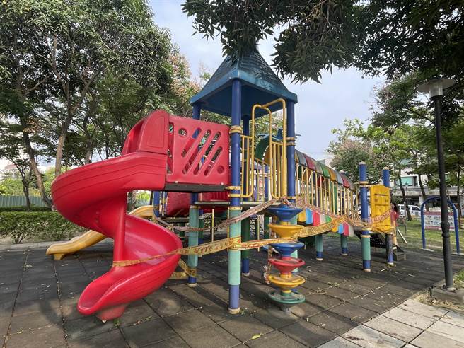 嘉义市建设处将不符规定的游乐器材用封锁线围起来，被质疑效果差。（郑光宏提供/吕妍庭嘉义传真）