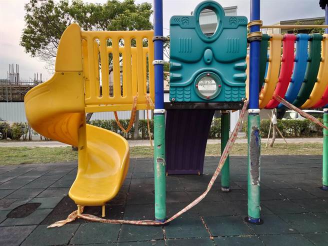 嘉义市建设处将不符规定的游乐器材用封锁线围起来，被质疑效果差。（郑光宏服务处提供∕吕妍庭嘉义传真）