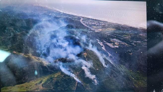 火势蔓延到一旁丘陵地。（民眾提供／李京升苗栗传真）