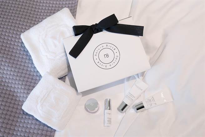 Natura Bissé 4件组体验礼含钻石极致臻白净肤凝霜(20 ml)、钻石极致臻白无瑕精华(6 ml)、钻石极致臻白无瑕乳霜(5 ml)、钻石极致臻白透亮面膜(20 ml) 各1入。(国泰饭店观光事业提供)