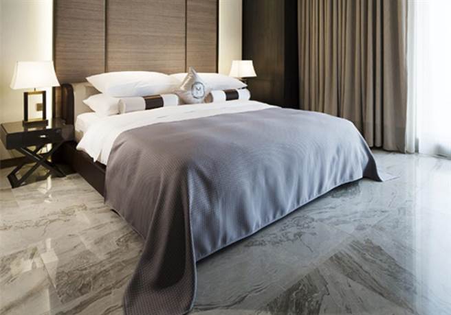 入住慕轩饭店16坪天际套房，可延迟至下午3点退房，套房每晚17999元起，日限4间。(国泰饭店观光事业提供)