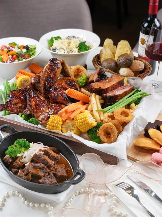 母亲节欢聚飨宴可吃到碳烤香料嫩鸡、美式猪肋排与义式红酒炖牛肉、奶油野菇义大利麵等丰富美馔。(台北中山九昱希尔顿逸林酒店提供)★《中时新闻网》关心您：饮酒过量，有碍健康。酒后不开车，安全有保障！