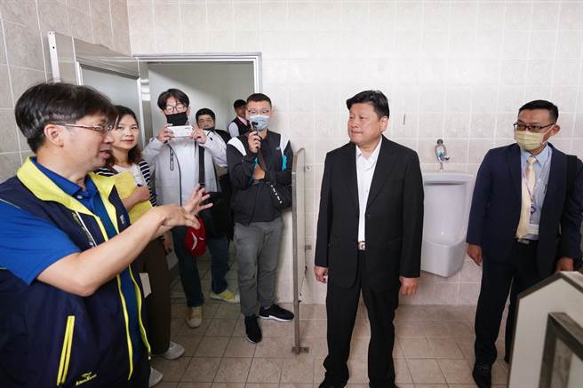 立委傅昆萁（右一）今与教育部次长林民裕到花莲北区5所国中考察，针对老旧厕所部分，要求教育部尽快挹注经费让校方得以改善。（立委傅昆萁服务处提供／罗亦晽花莲传真）