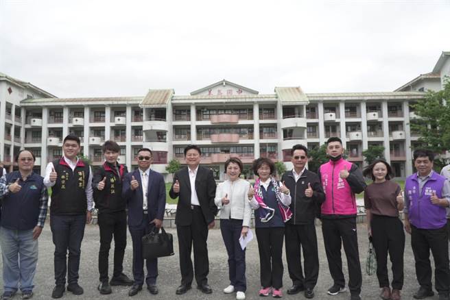 立委傅昆萁（左五）、范云（右六）今与教育部次长林民裕到花莲北区5所国中考察，针对老旧厕所部分，要求教育部尽快挹注经费改善并导入「性别友善厕所」概念。（立委范云服务处提供／罗亦晽花莲传真）