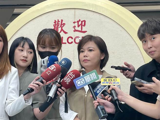 国民党台北市议员游淑慧现场表演《追追追》，希望国民党选举步调追上民进党。（刘彦宜摄）