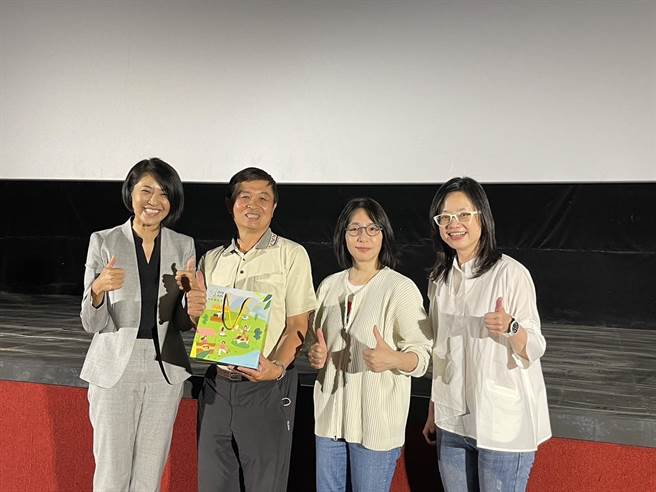 南投县长许淑华（左）特别致赠南投特产茶叶伴手礼给监制林昱伶（右2）、导演郑芬芬（右）及贵宾们。（读者提供／张妍溱南投传真）