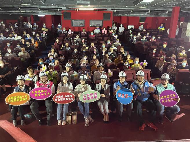 南投县政府于5月1日劳动节在南投戏院包场，邀县内模范劳工免费观赏国片，让电影院挤爆人潮《做工的人》电影。（读者提供／张妍溱南投传真）