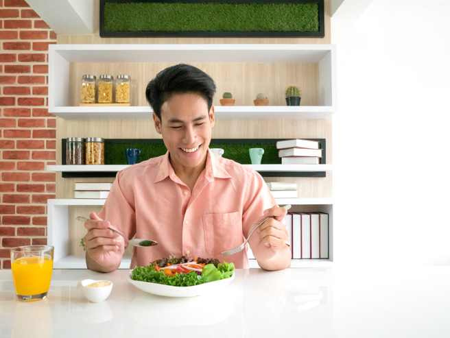 一项新研究指出，植物性饮食加运动，可降低摄护腺癌恶化或復发的风险。(示意图/ Shutterstock )