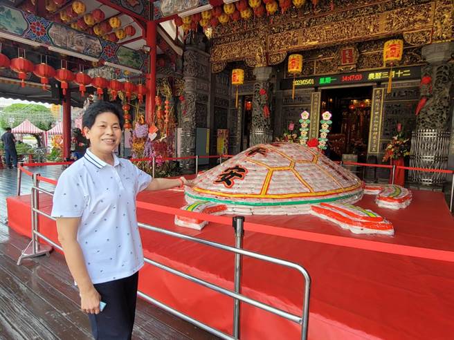 屏东慈凤宫建庙287年来，今年首次制作1万200台斤的特大型「米寿龟」为妈祖祝寿。（谢佳潾摄）