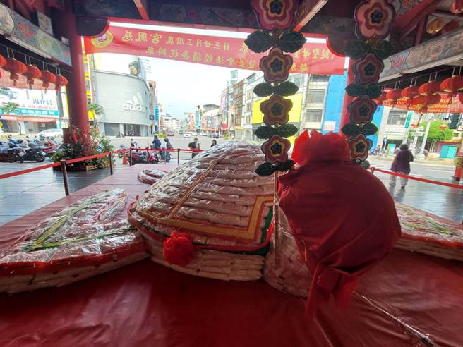 屏东慈凤宫建庙287年来，今年首次制作1万200台斤的特大型「米寿龟」为妈祖祝寿。（谢佳潾摄）