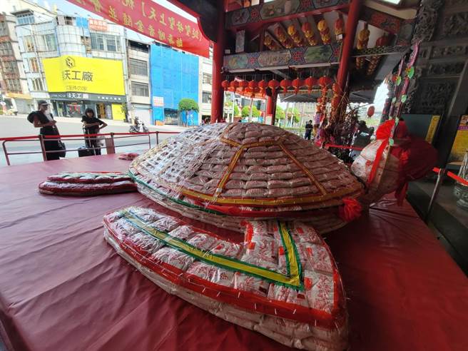 屏东慈凤宫建庙287年来，今年首次制作1万200台斤的特大型「米寿龟」为妈祖祝寿。（谢佳潾摄）