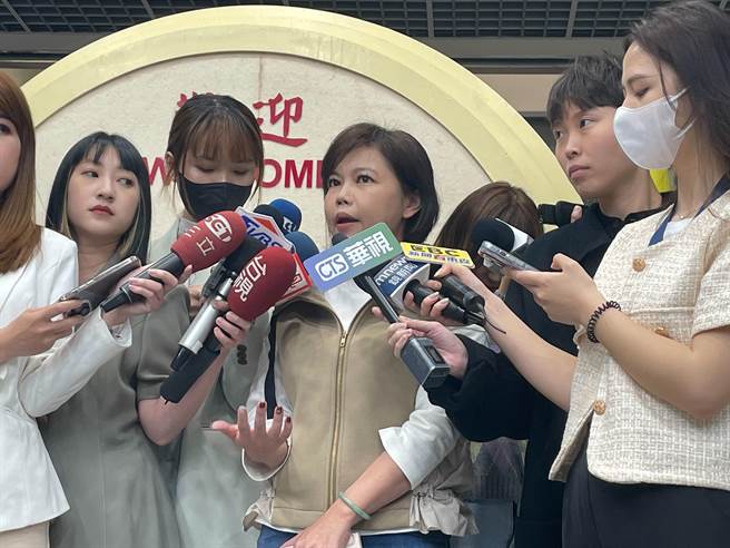 国民党台北市议员游淑慧批评，同党议员李彦秀不断将立院党团记者会当成作秀、临演的舞台，十分不恰当。李彦秀回应，只要有适合的议题，也欢迎议员来立院参加记者会。（刘彦宜摄）