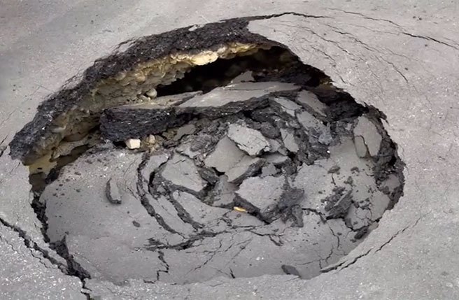 台中大里区永隆路与东荣路口也出现天坑。(翻拍自影片)