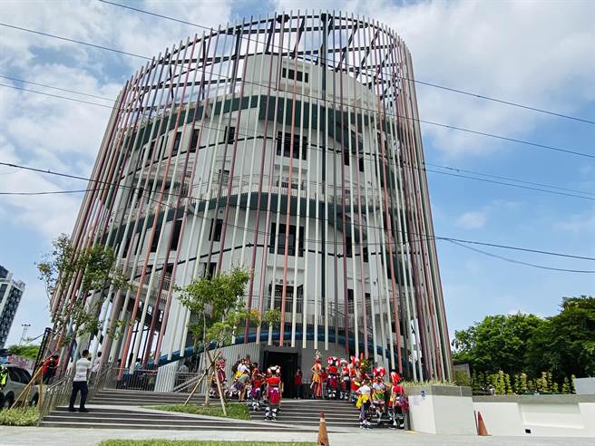 宜兰县长林姿妙指兴建原住民多功能会馆时，也与大家一起至原民会争取许多经费。（吴佩蓉摄）