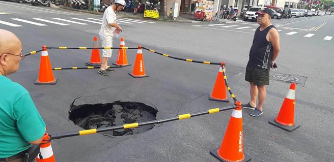 大里区公所表示，东荣路和永隆路口因自来水干管爆管造成路面坍塌。（台中市政府提供／冯惠宜台中传真）