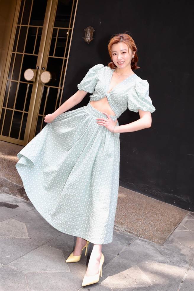 王瞳左手掌还有明显疤痕。（民视提供）