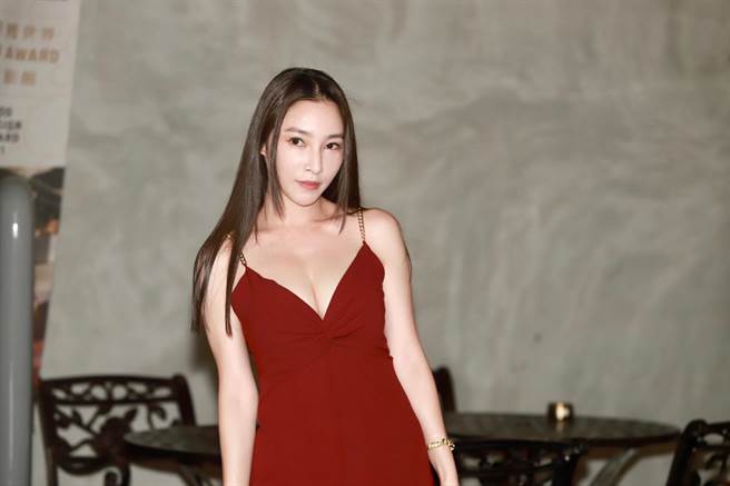 张家玮性感出席茶叙。（民视提供）