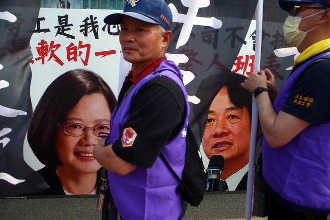 2023五一行动联盟发起的「八年全执政、劳工算总帐！」劳动节游行1日在凯达格兰大道登场。工会团体在民进党部前贴上执政团队的「干话语录」。（邓博仁摄）