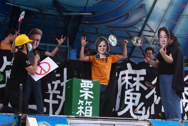 五一劳动节，五一行动联盟今年恢復过往五一劳动节游行，表达对劳工政策的不满。游行的劳工团体戴上执政团队面具演行动剧，要求蔡政府在所剩不多的执政时间中，重拾对劳工的重视。（邓博仁摄）

