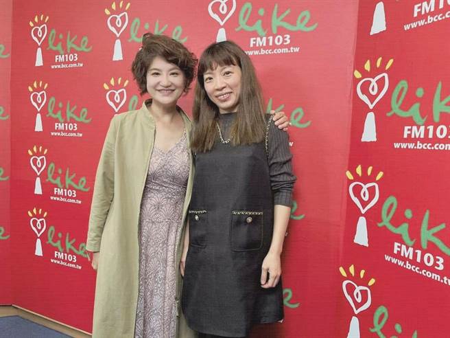 铁路警察局刑警大队长张玮伦（右）上广播节目，与理财专家夏韵芬（左）分享诈骗的各种样态。（翻摄画面）