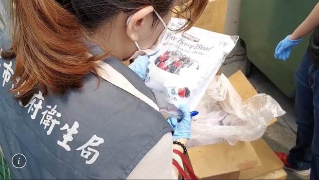 南市卫生局继上周六查核卖场贩售该款莓果情形后，今天持续查核23家烘焙业者，均未查获同产品贩售或使用情形。(台南市卫生局提供／曹婷婷台南传真)