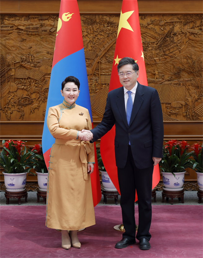 中国国务委员兼外长秦刚1日在北京与蒙古国外长巴特策策格举行会谈。（翻摄自中国外交部网站）