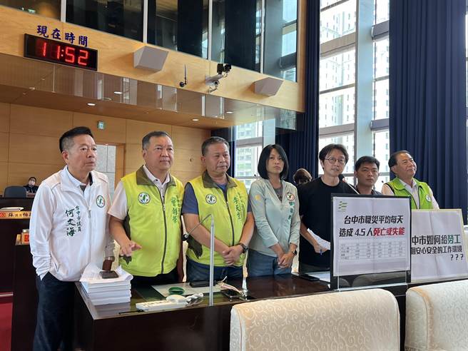 台中市议员江肇国(右三)表示，台中市职灾造成失能的次数连年攀升，平均每天有4.5人因工安意外失能或死亡，市府劳检次数却是六都最少。(林欣仪摄)