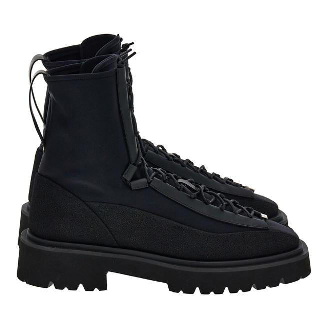 Ferragamo黑色绑带军靴，5万1900元。（Ferragamo提供）